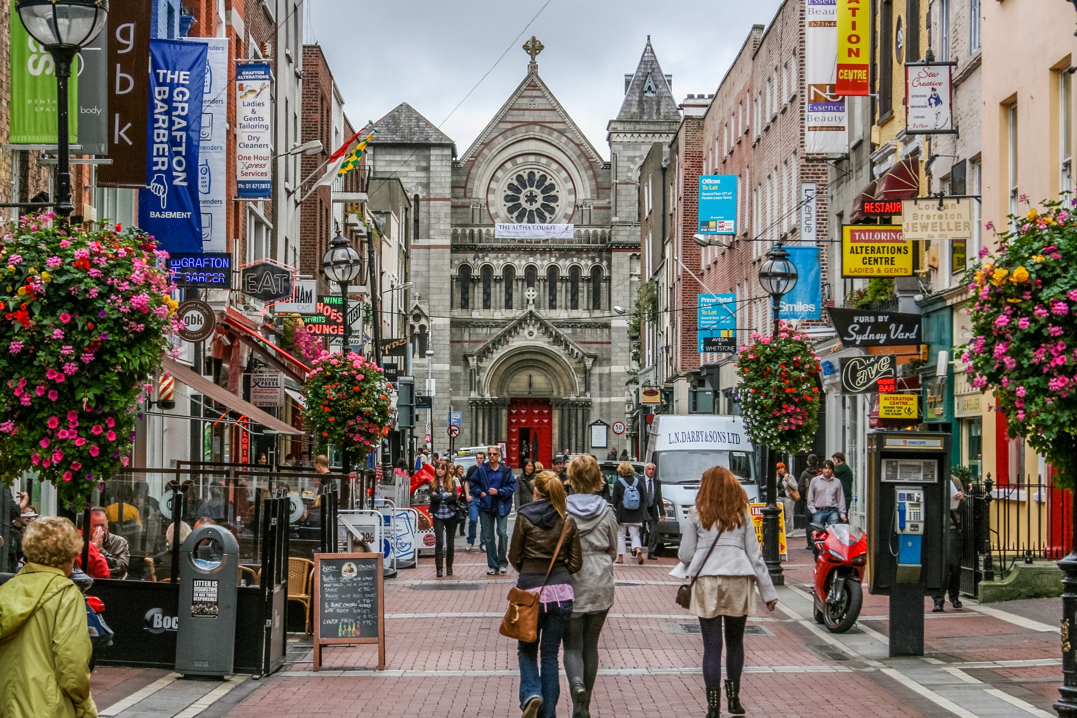 Grafton Street and St. Stephen's Green in Dublin on a morning walk — Georgian architecture and cobblestone charm